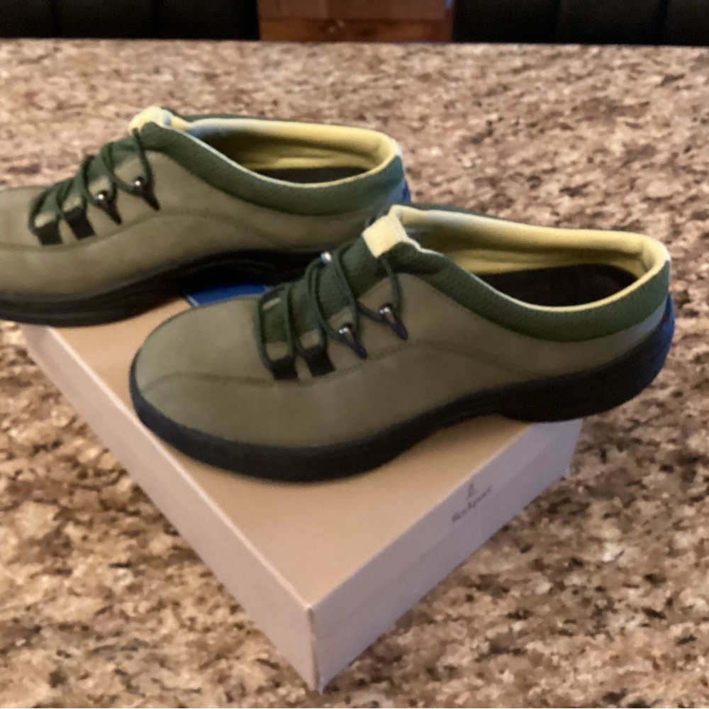 Women’s rock suede shoes, size 8